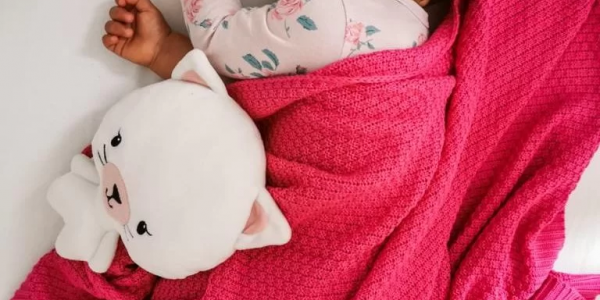 Kołderka, śpiworek czy kocyk – czym najlepiej przykrywać niemowlaka do snu